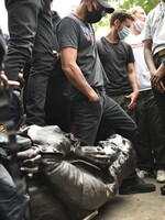 Lidé při protestech proti rasismu strhli sochu známého obchodníka s otroky
