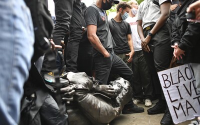Ľudia pri prostestoch proti rasizmu strhli sochu známeho obchodníka s otrokmi