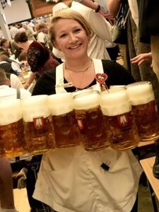 Ľudia sa sťažujú na cenu piva na Oktoberfeste. Za krígeľ tento rok zaplatíš historicky najviac
