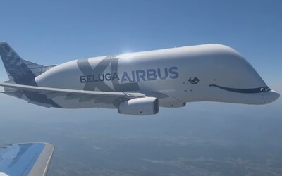 Lidé se rozplývají nad novým letadlem Airbus Beluga XL. Na obloze vypadá jako roztomilý mořský tvor