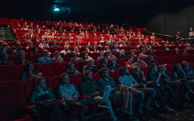 Lidé už do kin nechtějí chodit, ani když je znovu otevřou. Až 70 % lidí by nové filmy raději sledovalo doma, za stejné ceny