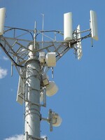Lidé ve Velké Británii poškodili již přes 100 telekomunikačních věží. Věří, že 5G síť způsobuje koronavirus
