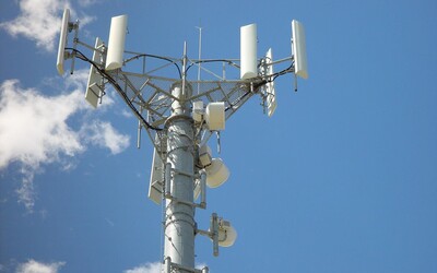 Lidé ve Velké Británii poškodili již přes 100 telekomunikačních věží. Věří, že 5G síť způsobuje koronavirus