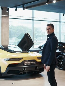 Lukáš predáva luxusné autá bohatým Slovákom: Bežne sa stretávam s tým, že klienti majú doma minimálne 20 až 30 vozidiel