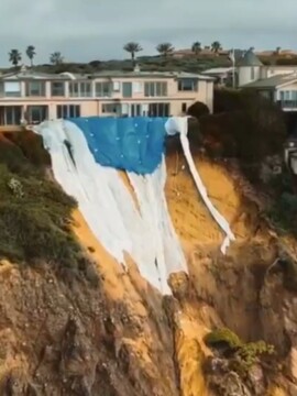 Luxusné vily v Kalifornii padajú z útesu. Jeden z majiteľov miliónovej nehnuteľnosti však svoj domov odmieta opustiť