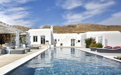 Luxusnímu sídlu na řecký způsob z ostrovu Mykonos dominuje bílá