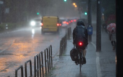 MAPA: Meteorológovia vydali výstrahy pred silným dažďom. Týkajú sa týchto okresov Slovenska