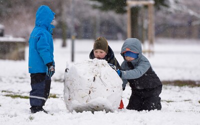 MAPA: SHMÚ upozorňuje obyvateľov mnohých miest na poriadne sneženie počas víkendu