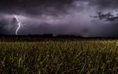 MAPA: Slovensko zasiahnu o pár hodín búrky. Meteorológovia varujú pred krúpami a silnými zrážkami