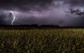 MAPA: Slovensko zasiahnu o pár hodín búrky. Meteorológovia varujú pred krúpami a silnými zrážkami