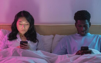 Má používání mobilu v posteli vliv na kvalitu spánku? Nové studie překvapily