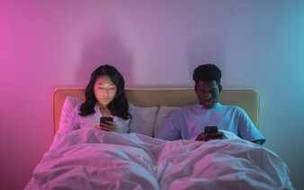 Má používání mobilu v posteli vliv na kvalitu spánku? Nové studie překvapily