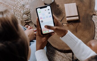 Macron navrhuje zákaz sociálních sítí pro děti do 15 let. Pravidlo by mohlo platit pro celou EU