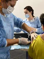Maďarskí zdravotníci sa musia dať do septembra povinne zaočkovať, inak prídu o prácu