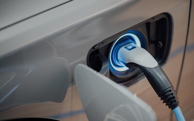 Maďarsko bude vyrábět elektromobily. Čínská automobilka začala v zemi stavět unikátní továrnu
