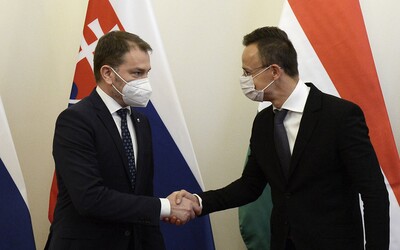 Maďarský minister zahraničných vecí vyznamenal ruského ministra diplomacie za Sputnik V