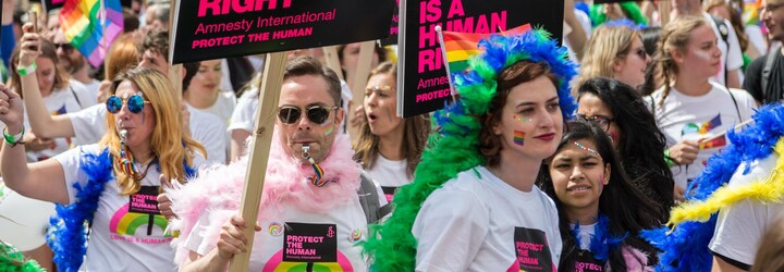 Maďarský parlament schválil zákon, který zakazuje zmiňování LGBTI lidí před nezletilými