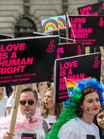 Maďarský parlament schválil zákon, který zakazuje zmiňování LGBTI lidí před nezletilými