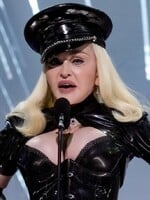 Madonna ukázala prsa, je to ale Simona Krainová, kterou svlékla do naha