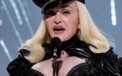 Madonna ukázala prsa, je to ale Simona Krainová, kterou svlékla do naha