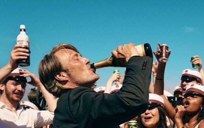 Mads Mikkelsen experimentuje s alkoholem a jeho účinky na zdraví. Test se však zvrhne v ožralství a úžasnou dramedii