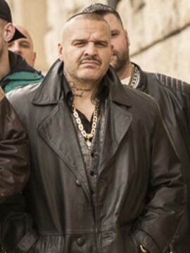 Mafián Rytmus sa vo filme od tvorcov Svine zapojil do vojny policajtov a gangstrov z 90. rokov