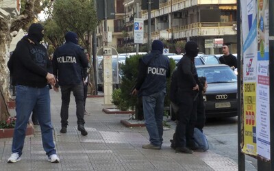 Mafiáni z Ndranghety, zkorumpovaný policista a politici skončili po velké policejní akci v poutech