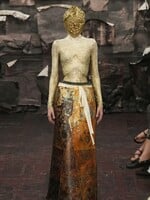 Maison Margiela predstavil víziu budúcnosti: Martens predviedol v Paríži couture kolekciu s osobným proroctvom