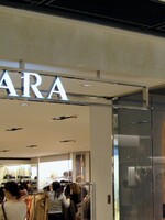 Majiteľ Zary zatvára viac ako 1 200 obchodov po celom svete. Chce sa sústrediť na online predaj