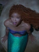 Malá mořská víla Ariel se v hrané verzi od Disney představuje v prvním traileru
