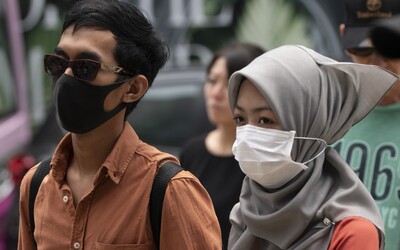 Malajzijská vláda urazila miestne ženy. V karanténe im radí používať mejkap a neotravovať manželov