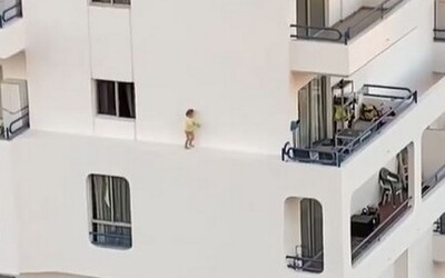 Malé dieťa kráčalo po rímse na 4. poschodí, jeho matka sa zatiaľ sprchovala. Video zaznamenáva nebezpečné momenty