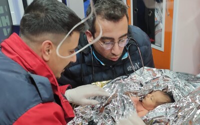 Malý zázrak. Spod trosiek v Turecku po 90 hodinách vyslobodili bábätko aj s matkou. Zrútila sa s nimi celá budova