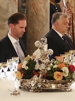 Manžela lucemburského premiéra posadili na summitu vedle homofobního Viktora Orbána 