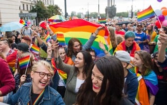 Manželství pro gaye a lesby má v ČR šanci. Co to znamená? 