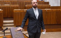 Marian Kotleba vyplatil rodine poslanca ĽSNS Medveckého 150-tisíc eur. Ten sa „preslávil“ rasistickým útokom aj opitou jazdou