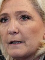 Marine Le Pen sází na populismus. Chce vystoupit z NATO, soustředí se na sociálně slabší a slibuje snížení daní a zvýšení mezd