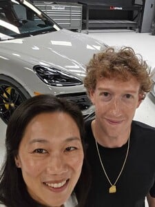 Mark Zuckerberg navrhol svojej manželke luxusné Porsche. Minivan má viac koní ako moja helikoptéra, vtipkuje na sociálnej sieti