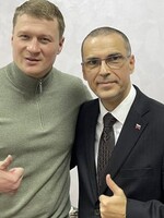 Maroš Žilinka pripomína Andreja Danka. V Rusku sa fotí s celebritami, zatiaľ čo Západ rieši možnú agresiu na Ukrajine