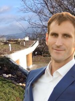 Martin stavia domy pod zemou: Nie sú to bunkre. Je to oáza, kde na streche môžete pestovať zeleninu a šetriť náklady