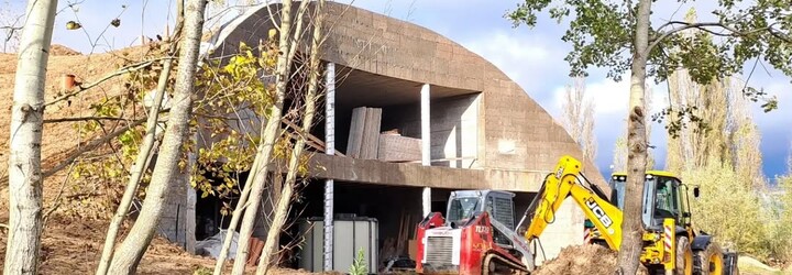 Martin stavia domy pod zemou: Nie sú to bunkre. Je to oáza, kde na streche môžete pestovať zeleninu a šetriť náklady