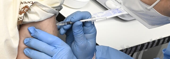 Vakcíny Pfizer a AstraZeneca chrání i proti indické mutaci koronaviru 