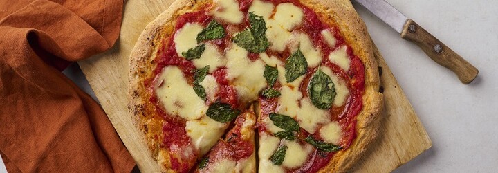 Máš chuť na pizzu, ale tvoje telo neznesie múku? Vyskúšaj tento bezlepkový recept od Julky Ovšákovej