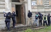 Maskovaní policisté vtrhli do školy ve Varnsdorfu. Spletli si budovu