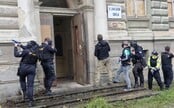 Maskovaní policisté vtrhli do školy ve Varnsdorfu. Spletli si budovu