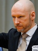 Masový vrah Breivik na slyšení o podmínečném propuštění hajloval