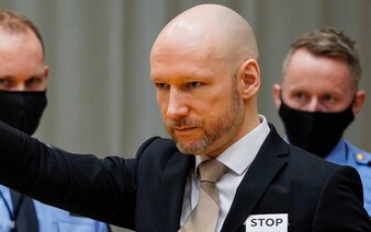 Masový vrah Breivik není spokojen s podmínkami za mřížemi. Tvrdí, že porušují jeho lidská práva