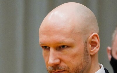 Masový vrah Breivik není spokojen s podmínkami za mřížemi. Tvrdí, že porušují jeho lidská práva