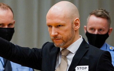 Masový vrah Breivik nie je spokojný s podmienkami za mrežami. Tvrdí, že porušujú jeho ľudské práva