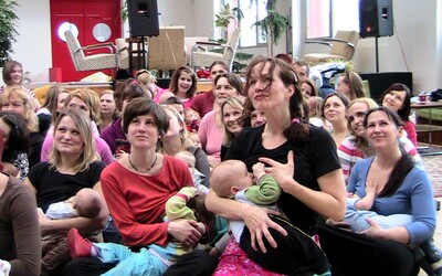 Matky budou na protest hromadně kojit na pobočkách Raiffeisenbank